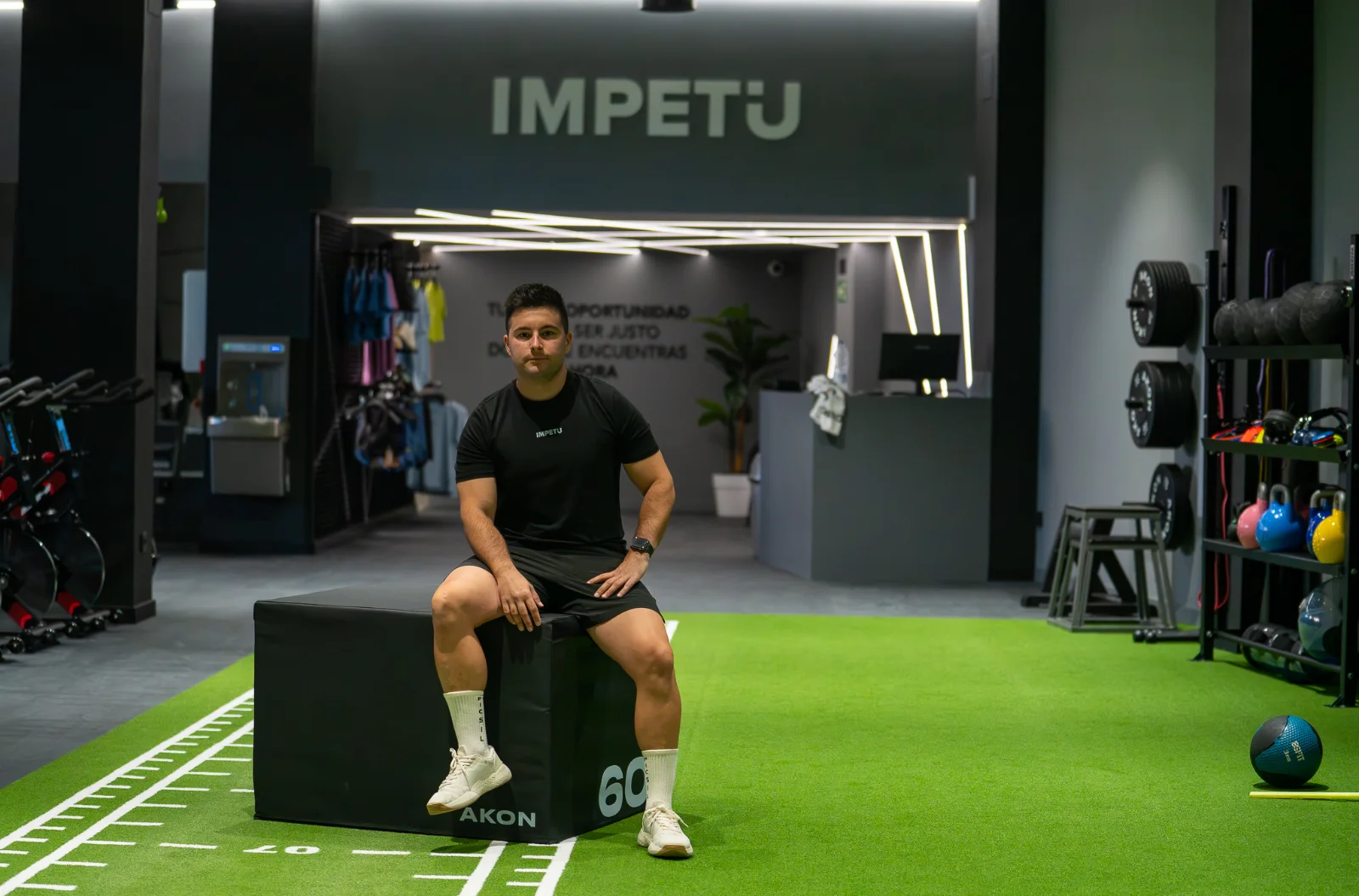 Entrenador de Ímpetu sentado en un cajón en la zona de entrenamiento