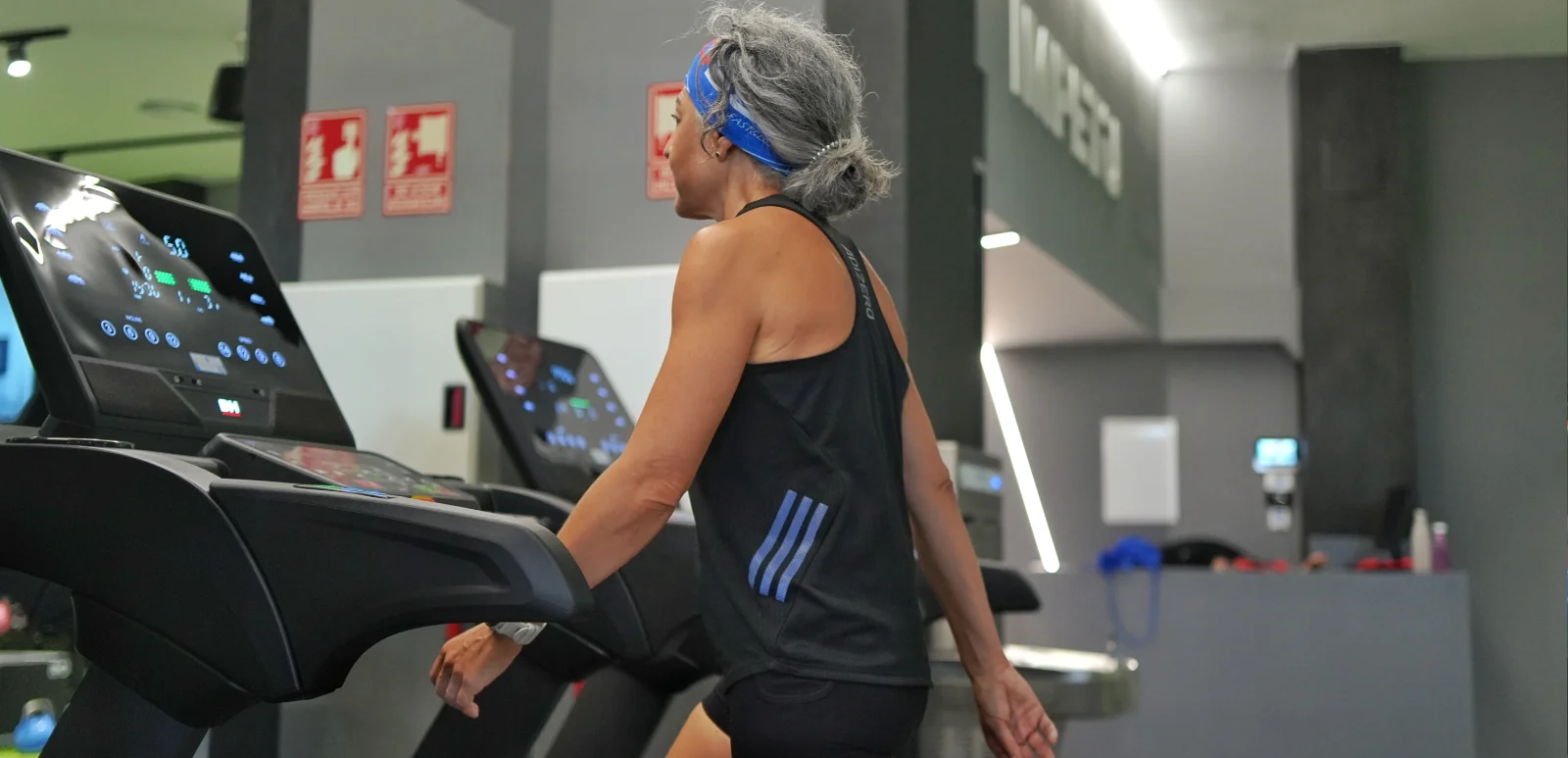 Mujer mayor de 60 años entrenando en la cinta en Ímpetu