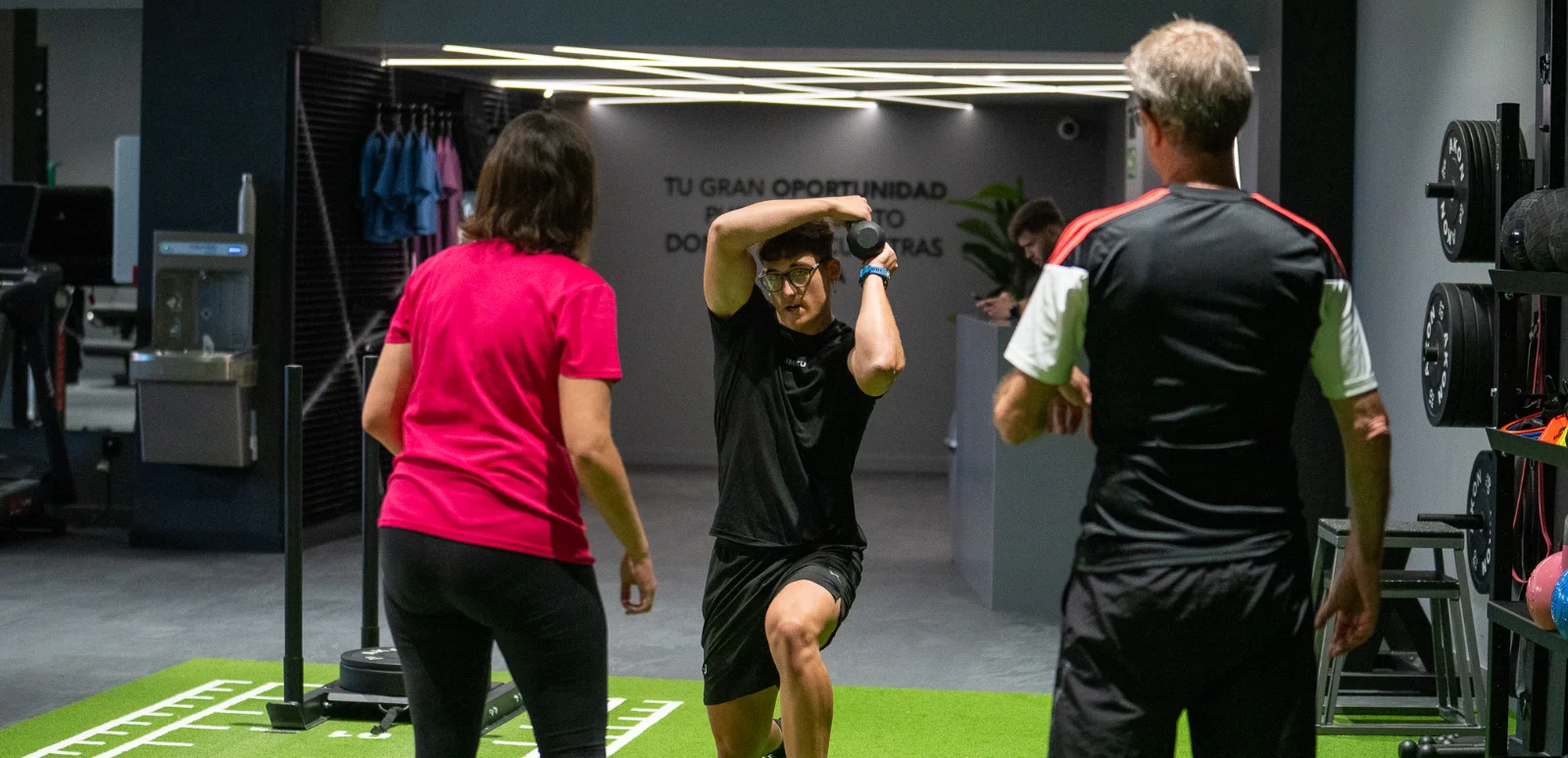 Clase en grupo reducido con zancadas guiadas por dos entrenadores